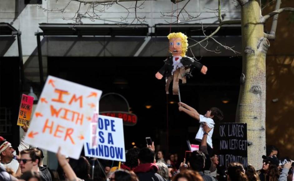 Una piñata de Trump es ejecutada frente a la multitud de manifestantes en Washington.