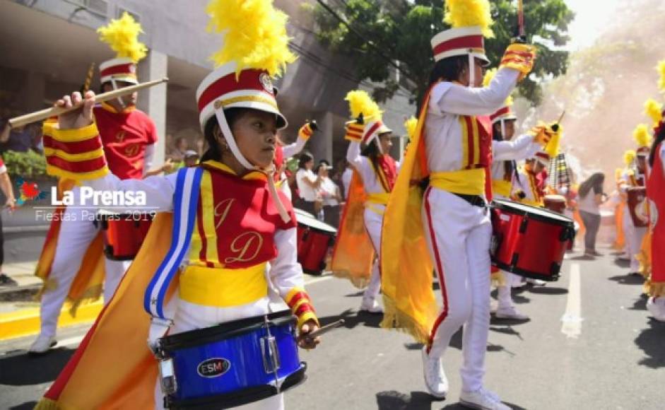 Los niños se preparan con la misma exigencia para dar la mejor presentación en los desfiles.