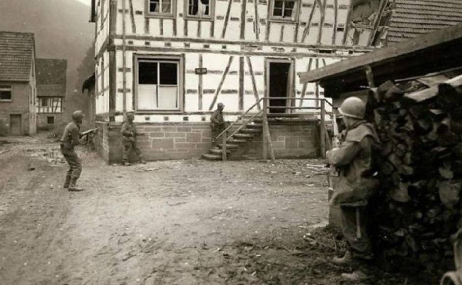 Un grupo de soldados norteamericanos se enfrentaban a francotiradores alemanes ocultos en los edificios de Bobenthal, Alemania.