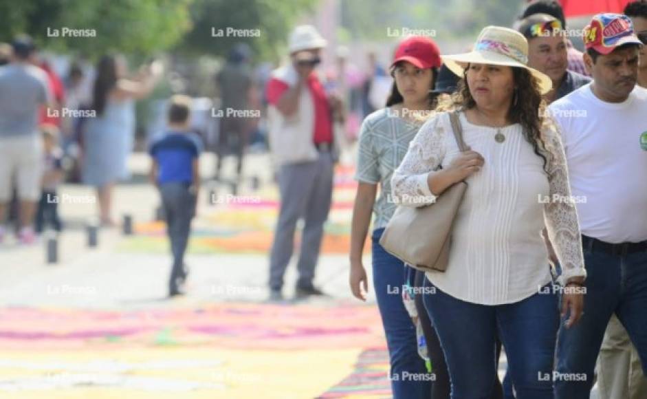 Chicos y grandes desfilaron por todas las alfombran que los feligreses realizaron.