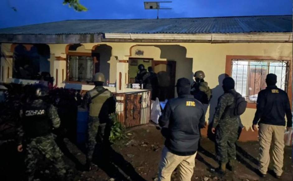 Momento en que los agentes llegaron en la madrugada a la vivienda donde tenían ocultos los sacos.