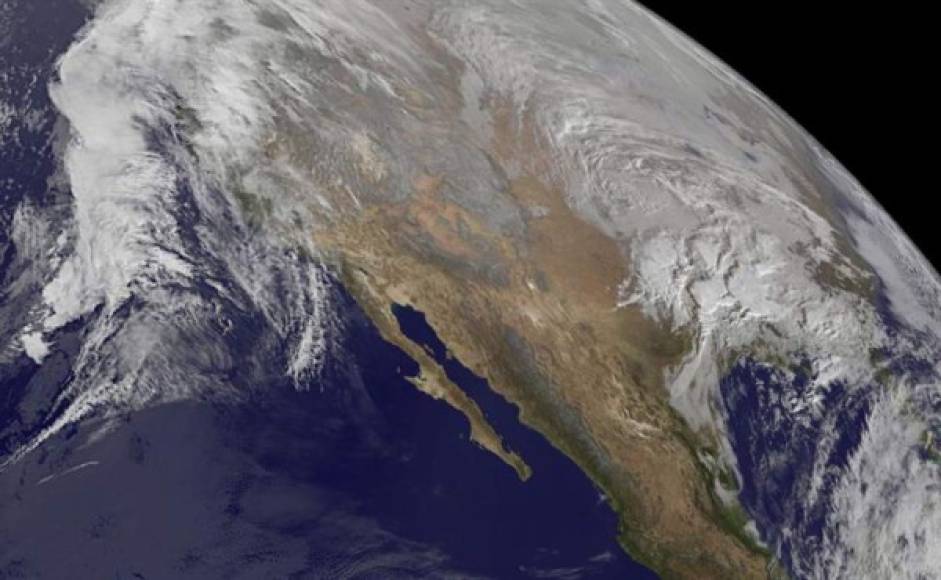 Imágen satelital proporcionada por la Nasa muestra el frente de tormenta sobre el territorio estadounidense.