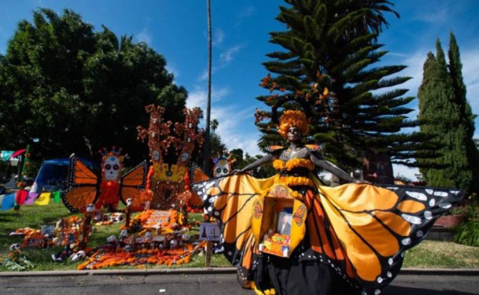 El gobierno de Ciudad de México organizó actividades alusivas al festejo, que este año iniciaron la semana pasada con un desfile masivo de 'catrinas', el famoso personaje creado por el caricaturista José Guadalupe Posada en 1910, y al que esta semana se sumó una ofrenda en el Bosque de Chapultepec.<br/>