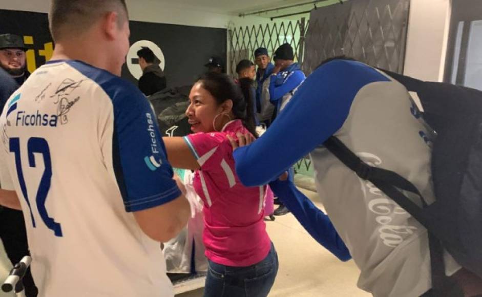 Los aficionados en el aeropuerto de New Jersey recibieron con mucha alegría a los seleccionados catrachos, mañana se enfrentan a los ecuatorianos.