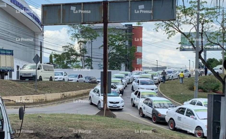 Muchos de los ciudadanos tuvieron que llegar caminando a la Terminal por la toma registrada por parte de taxistas.