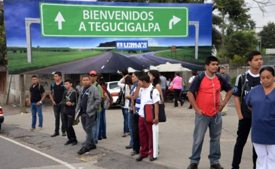 Los hondureños esperaron angustiados el transporte desde muy tempranas horas.