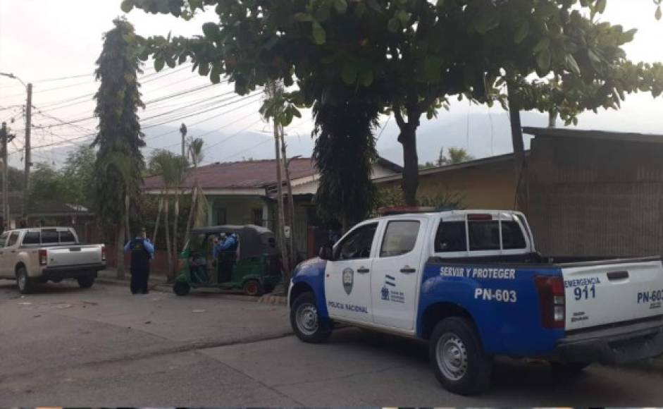 Policías durante operativos esta mañana en Siguatepeque para aprehender a otros dos objetivos.
