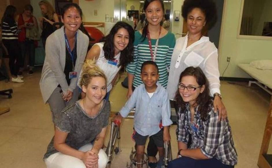 Jennifer Lawrence alegró el día de los niños internados en el Hospital Shriners, de Montreal, con su visita del viernes pasado.