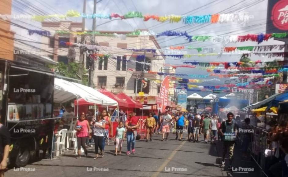 El desfile de carrozas y comparsas cuenta con la participación de delegaciones de varios países.