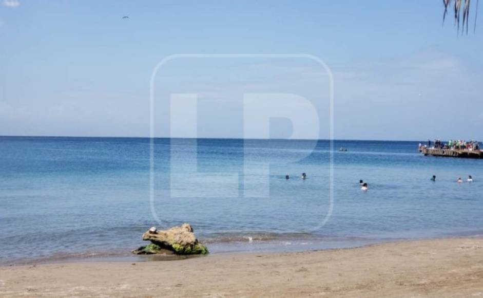 Durante el verano las playas de Omoa lucen limpias. Este municipio de Cortés, fronterizo con Guatemala, vive del turismo y la pesca artesanal.