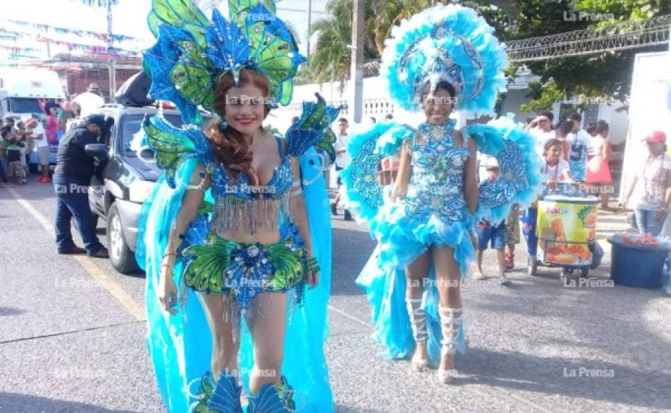 Esta hermosa mujer, de piel blanca y mostrando el diseño de su traje en la Feria Isidra.