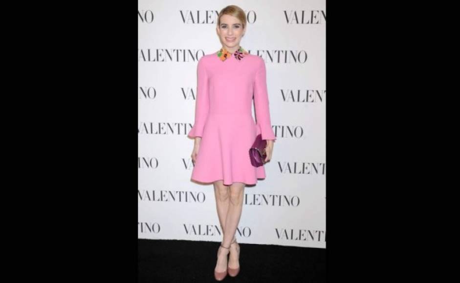 Emma Roberts apostó por un vestido rosa palo con cuellos estampados y un ligero volante en las mangas para la fiesta de Valentino en Nueva York.