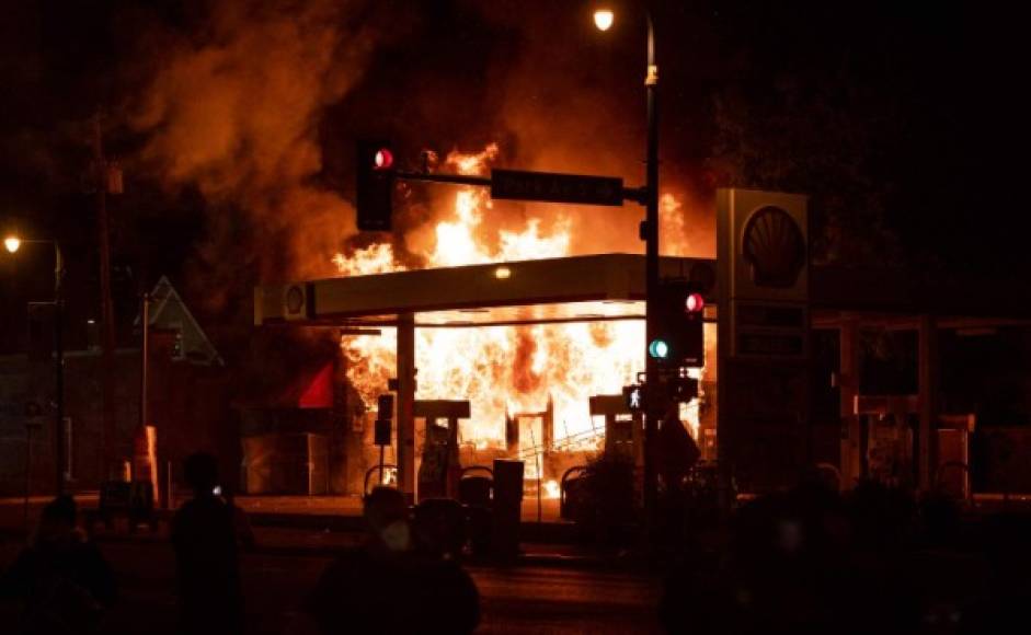 La noche de viernes en Minneapolis, donse se había decretado toque de queda, el caos se apoderó de la ciudad, hasta una gasolinera fue incendiada.