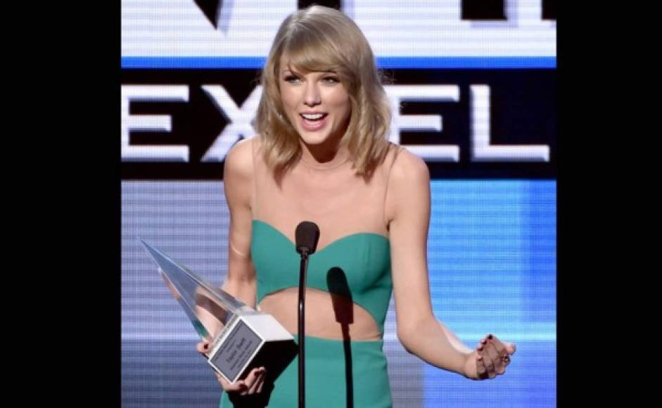 Taylor Swift recibe con mucho honor su premio a la excelencia en los American Music Awards 2014.