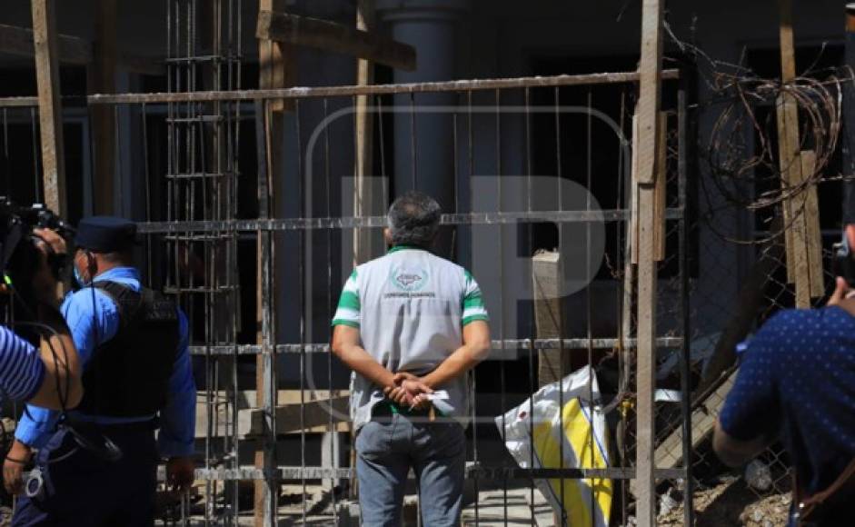 Los cuerpos de cuatro de las víctimas quedaron en un pasillo y tendidos en el piso donde los hombres vestidos de agentes de la Atic los obligaron a tirarse.