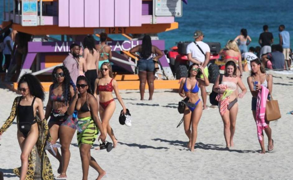 Distintas playas de Miami, Florida, se han visto llenas de personas en los últimos días a pesar de la alerta que se mantiene en EEUU por la propagación del coronavirus.