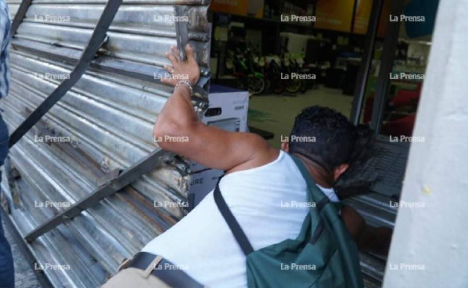 Justo cuando se estaba tratando de ingresar a la tienda para sacar a la mujer atrapada.