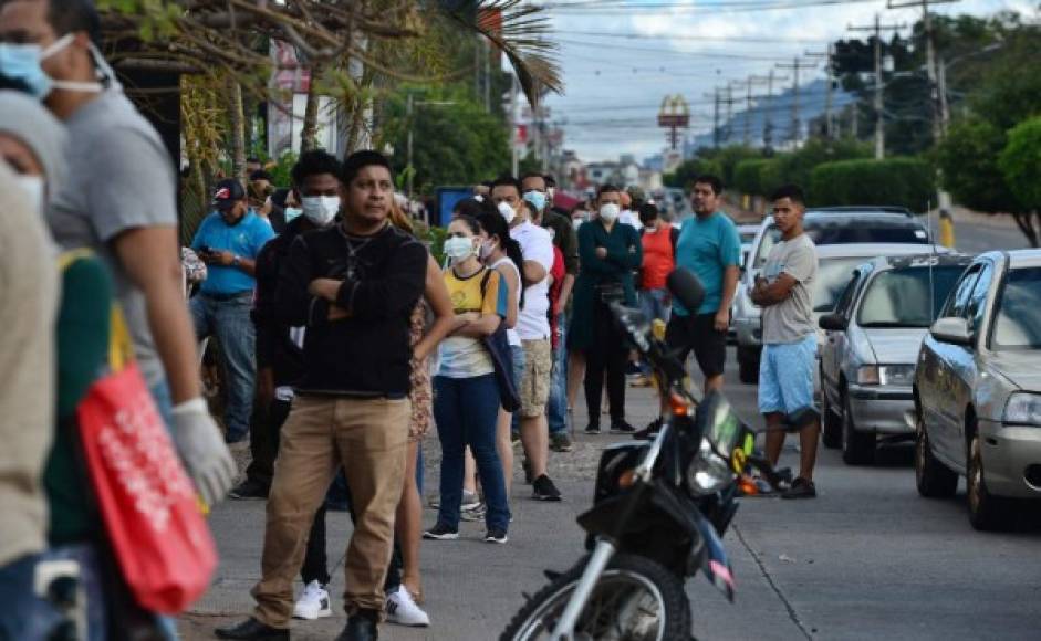 Tras la excepción hecha por el Gobierno de Honduras para que los habitantes de Tegucigalpa, La Ceiba y Choluteca aprovecharan a abastecerse de alimentos y otros insumos, la cantidad de personas en las calles ha sido impresionante.