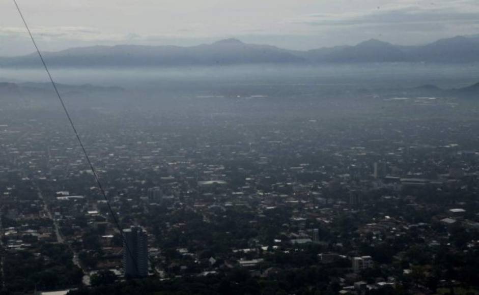 La Secretaría de Salud publicó hoy una serie de recomendaciones para prevenir enfermedades producto del ingreso de la tormenta de polvo del Sahara que ingresará al país durante las próximas 24 horas. Mediante un comunicado, la institución instó a la población a evitar exponer directamente al polvo a niños, mujeres embarazadas, adultos mayores y personas con enfermedades crónicas de las vías respiratorias. Se recomienda usar mascarillas.