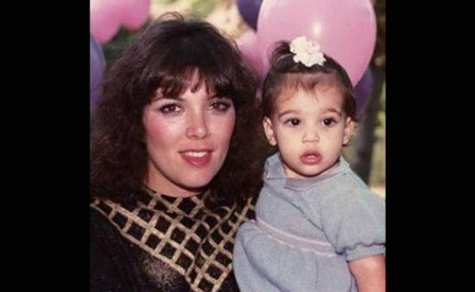 Kimberly Noel Kardashian nació en Los Ángeles el 21 de octubre del año 1980.