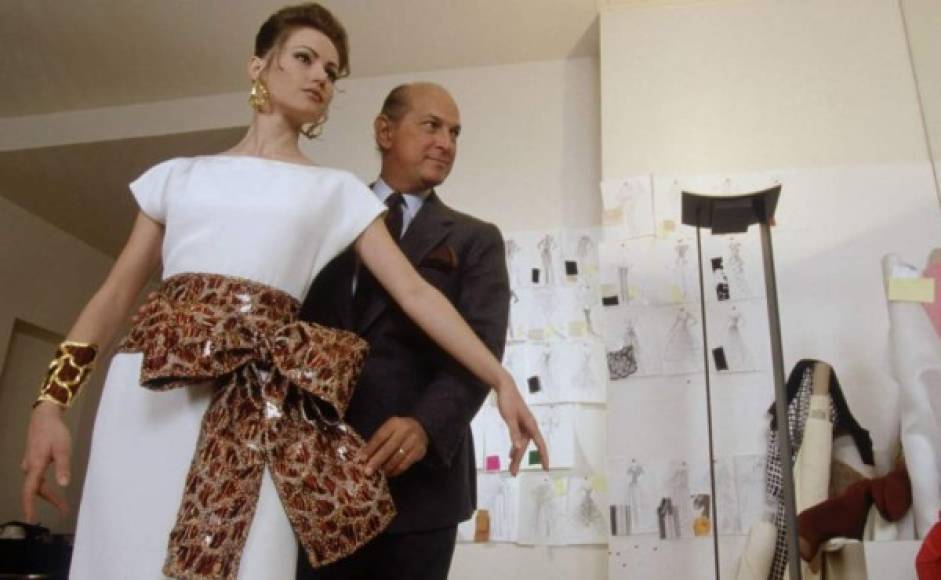 Además de dirigir su propia firma, Oscar de la Renta se encargó de la línea de Alta Costura de Balmain a principio de la década de los 90´s –en la imagen, el diseñador da los últimos retoques a uno de los looks de su primera colección para la casa francesa.