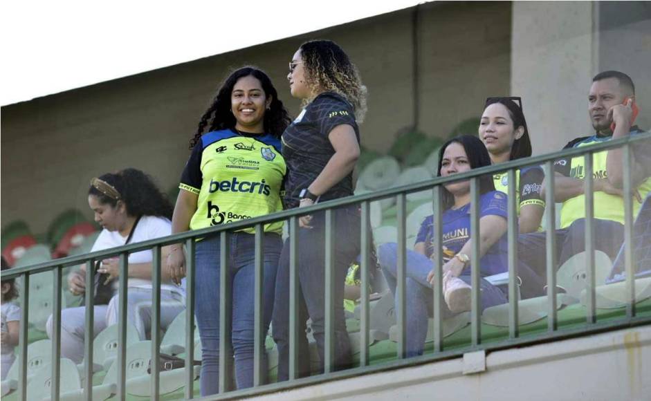 Al Yankel también llegaron aficionadas de los Potros del Olancho FC para apoyar a su equipo que terminó siendo goleado por el Marathón.