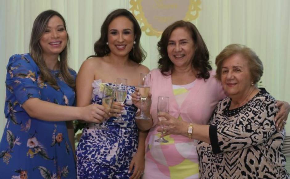 Olga Echeverri, Adriana Hawit, Elda Echeverri y Anatilde Castro.