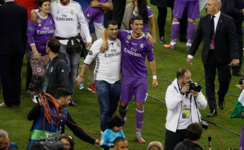 Cristiano Ronaldo feliz junto a su hermano, al que ayudó con su problema con el alcoholismo.