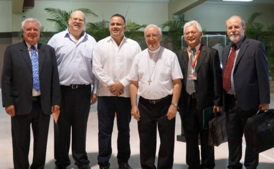 Petrus Soons, Jorge Canahuati Larach, Armando Calidonio, monseñor Ángel Garachana, David Portillo y Bruno Barberis.