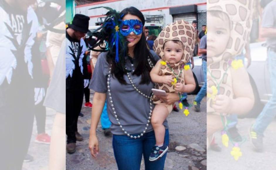 Madres de familia, llevaron a sus menores a presenciar el colorido desfile.