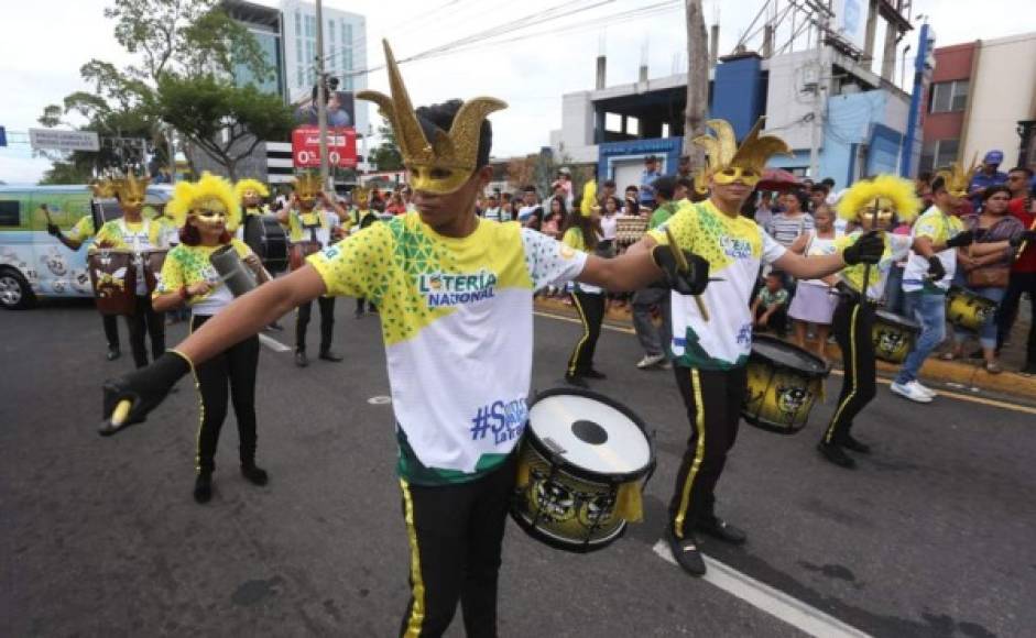 Las empresas que participaron del desfile llevaron música con bandas marciales y de guerra.