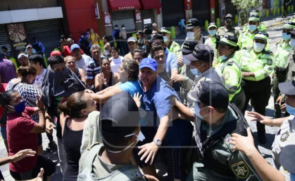 Más de 100 vendedores fueron desalojados este miércoles por la Policía debido al toque de queda decretado en San Pedro Sula.