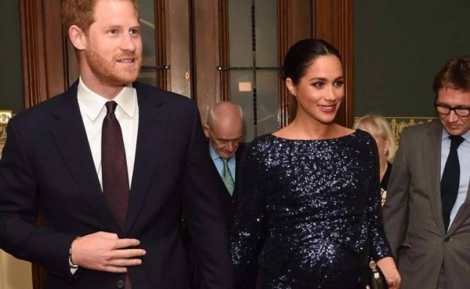 La duquesa de Sussex lució glamorosa con el vestido brillante elegido para asistir a una presentación benéfica en el Royal Albert Hall este miércoles, a donde llegó de la mano de su esposo, el príncipe Harry.