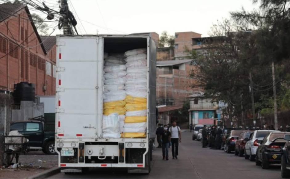 Con la Operación de entrega de 800,000 suministros de alimentos se espera favorecer a 800,000 familias pobres de Honduras, más de 3.2 millones de hondureños.
