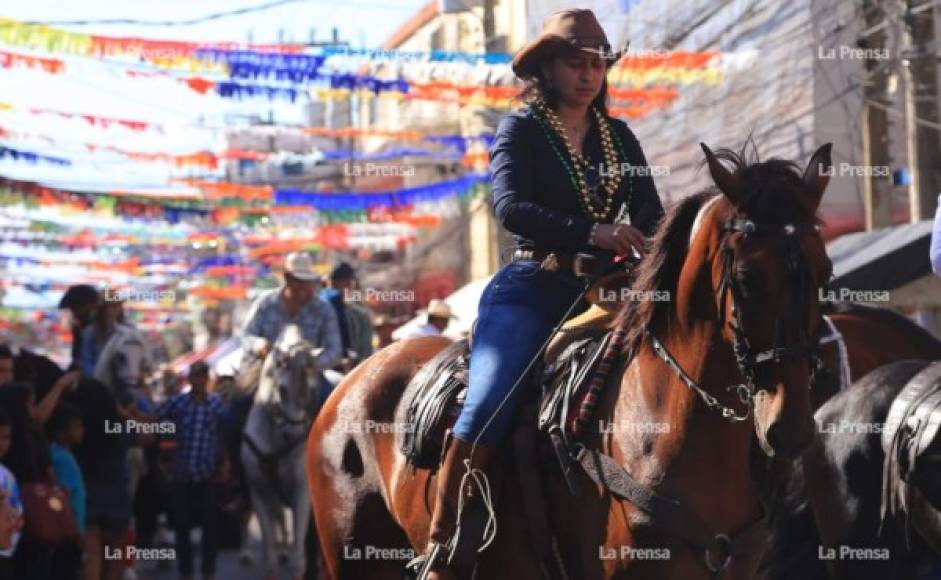 Las ceibeñas montaron elegantes caballos en el desfile ceibeño este sábado. Foto:Melvin Cubas.