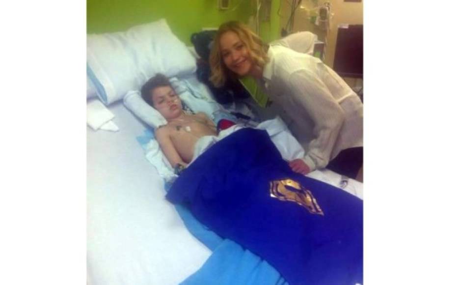 Jennifer Lawrence llevó un instante de alegría navideña en el 2014 a niños que reciben tratamiento médico en el Hospital Kosair de Kentucky, su ciudad natal, y que no podían pasar esa fecha en casa