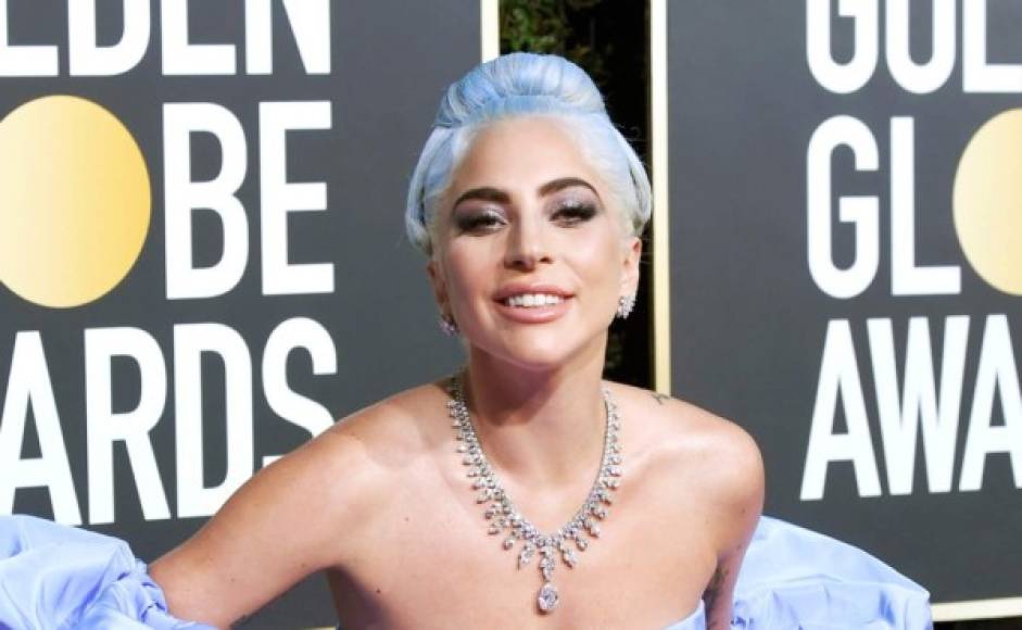 Los Globos de Oro inauguraron hoy la temporada de premios en Hollywood con una alfombra roja en la que Lady Gaga acaparó la atención.