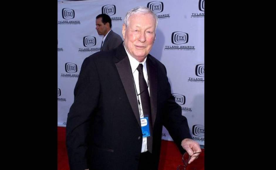 El actor Russell Johnson, conocido por interpretar al profesor Roy Hinkley en la serie Gilligan's Island (La isla de Gilligan), falleció por causas naturales en su casa de Washington, acompañado por su mujer Constante y su hija Kim el jueves 17 de enero.