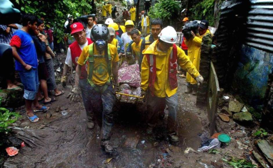 Huracán 'Stan', categoría 1. Tocó tierra en Veracruz el 1 de octubre de 2005. Dejó alrededor de 2.000 muertos y desaparecidos, de ellos en Guatemala 670 muertos y 850 desaparecidos.