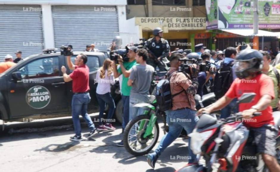 La salida de la mujer que quedó atrapada generó muchas reacciones ante quienes la observaban afuera de la tienda.