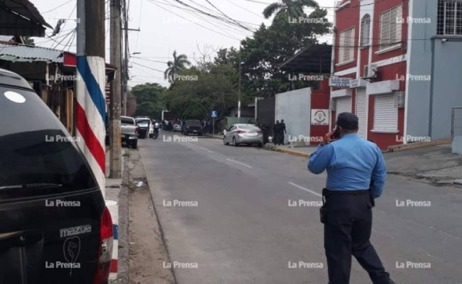 La víctimas mortales se acababan de estacionar frente a un bar cuando fueron tiroteados.