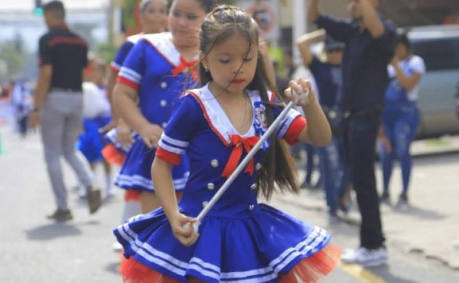 Las escolares desfilaron desde la tercera avenida hasta el estadio Morazán de San Pedro Sula.