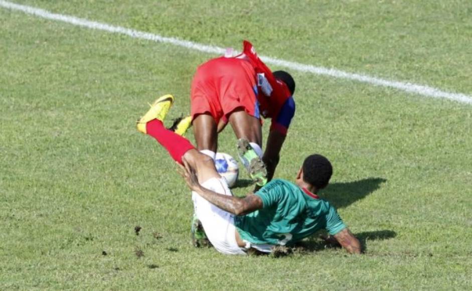 Henry Figueroa realizó esta brutal entrada a Elvin Casildo en los primeros minutos del clásico.