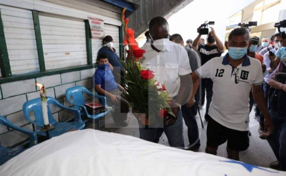 Gilberto Yearwood, quien fue uno de sus pupilos en el fútbol, llegó al velorio para acompañar a la familia.