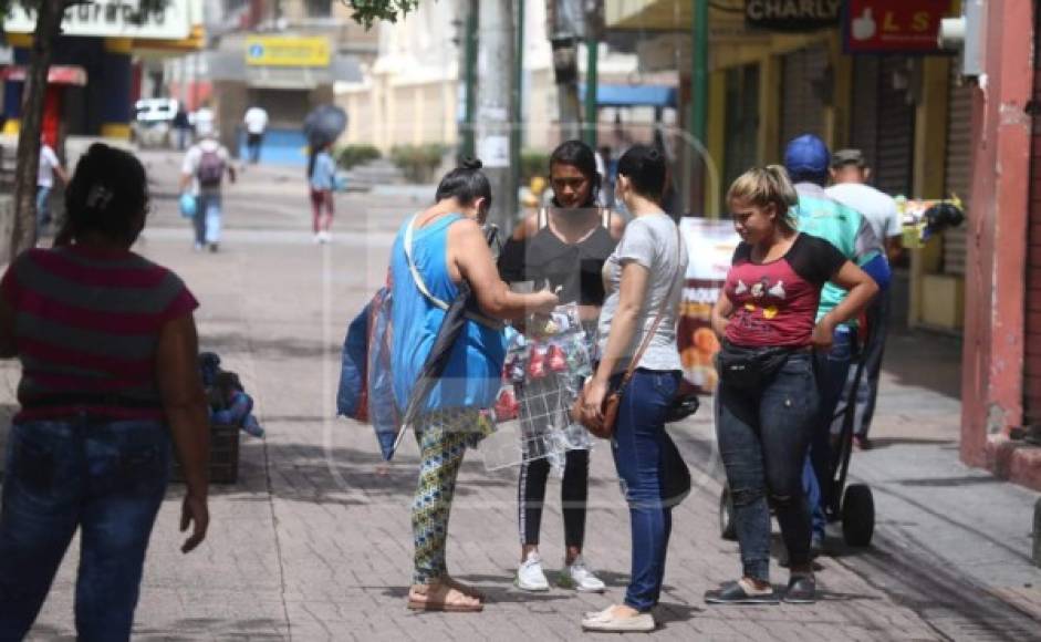 A pesar de ser obligatorio el uso de mascarilla para evitar contagios de COVID-19, muchos vendedores no cumplen con esta regla.