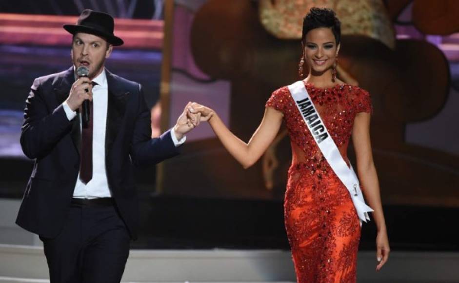 Miss Jamaica en vestido de noche.