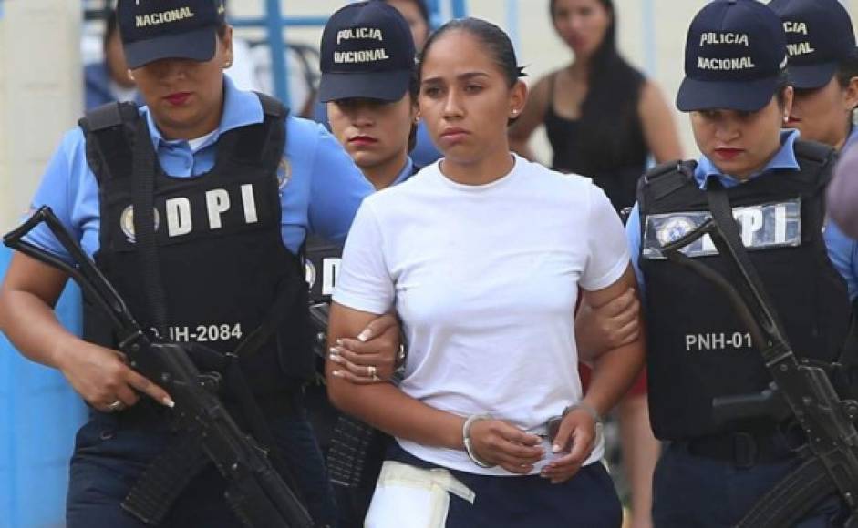 Xenia María Ocampo, quien cursaba el tercer año en la Anapo, está presa luego de vincularla al crimen del aspirante a policía, identificado como Ángel Borbonio Juárez Argueta (24 años), quien también estaba en la Anapo, pero cursaba el cuarto año.