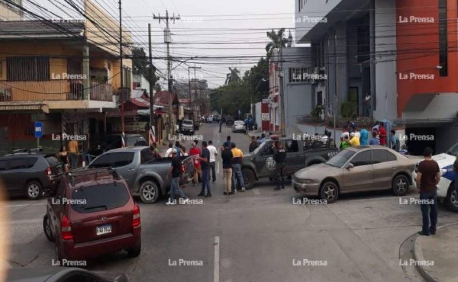 De momento no se conocen las identidades de los tres acribillados en horas de la tarde en el populoso barrio Guamilito de San Pedro Sula.