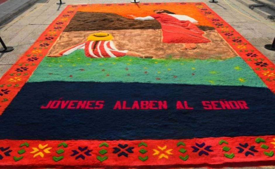 La historia de las alfombras de Comayagua se remonta a 1963 cuando la señora Miriam Mejía de Zapata, de origen salvadoreño, elaboró una alfombra de aserrín cuya imagen central era un cordero.