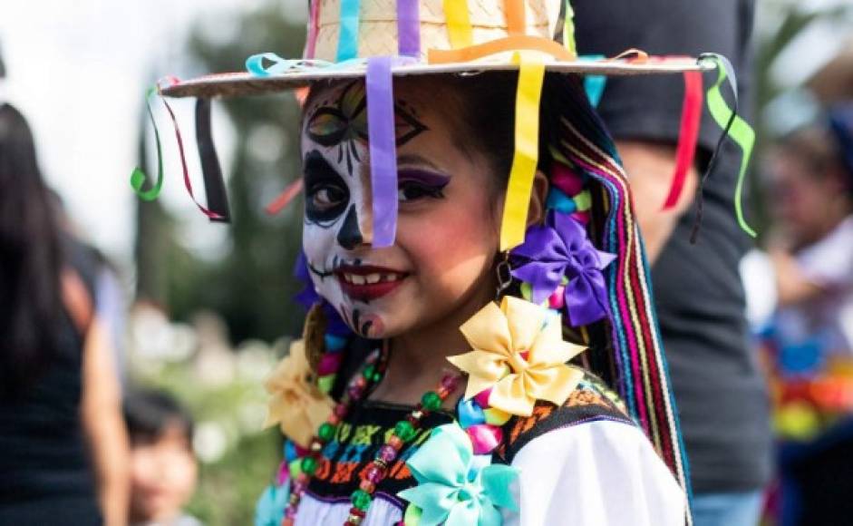 Este sábado, un megadesfile dedicado al Día de Muertos con énfasis en las raíces indígenas de la tradición transitó por la céntrica y turística avenida de Paseo de la Reforma.<br/>